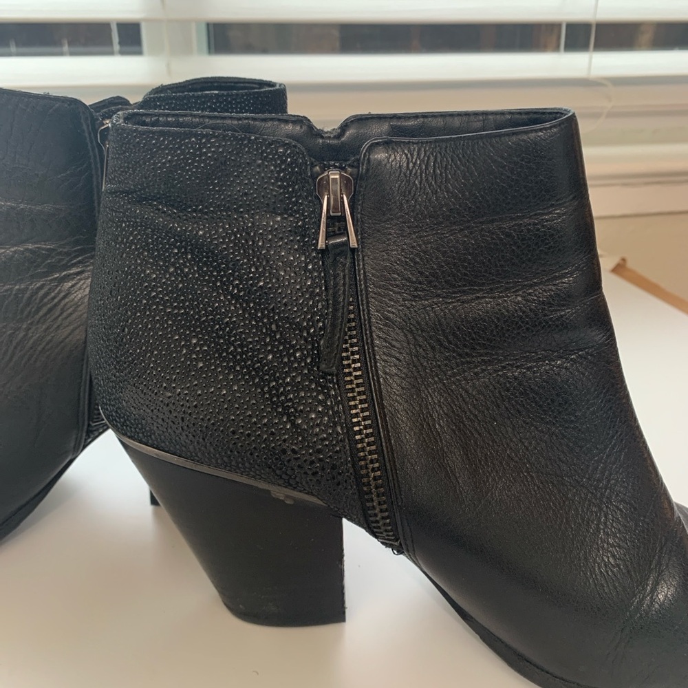 Dolce Vita Black Textured Leather Heeled Bootie Size 10 - Picture 8 of 11